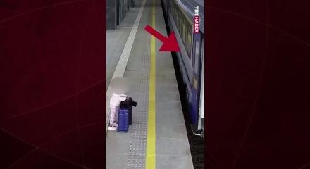 Trenin hareket etmesiyle peronda tek başına kalan k&uuml;&ccedil;&uuml;k kızın zor anları kamerada