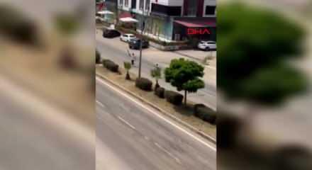 Adliyenin &ouml;n&uuml; savaş alanına d&ouml;nm&uuml;şt&uuml;: Silahlı kavganın g&ouml;r&uuml;nt&uuml;leri ortaya &ccedil;ıktı!