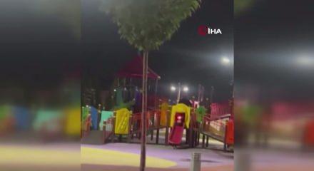 Aksaray&rsquo;da bu kadar da olmaz dedirten g&ouml;r&uuml;nt&uuml;ler: Oyun parkına motosikletle &ccedil;ıktılar!
