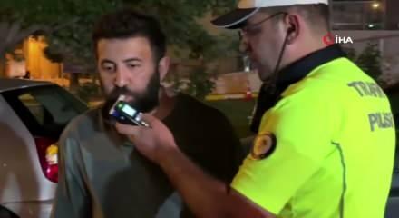 Alkolmetreye &uuml;fleten s&uuml;r&uuml;c&uuml;n&uuml;n mutluluktan u&ccedil;tuğu anlar polisleri de şaşırttı