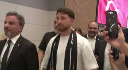 Beşiktaş'ın yeni transferi Salih &Ouml;zcan, İstanbul'a geldi