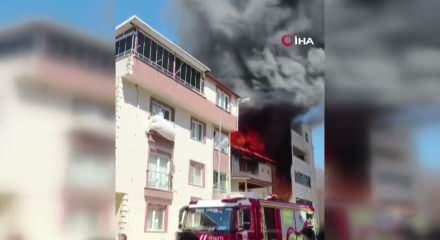Bursa'da 3 katlı binanın &ccedil;atısında yangın paniği