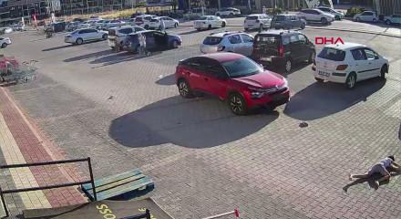 Bursa'da kontrols&uuml;z şekilde yola atlayan &ccedil;ocuğa otomobil &ccedil;arptı