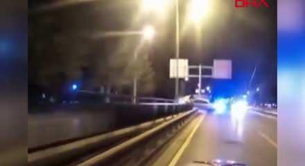 Bursa'da ref&uuml;je &ccedil;arpan otomobilin takla attığı kaza kamerada