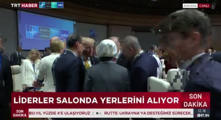 Zirve &ouml;ncesi Donald Trump ile ayak&uuml;st&uuml; mini zirve