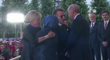 Emine Erdoğan, Macron'un elini &ouml;pmesine izin vermedi