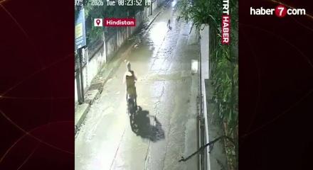 Hindistan'da dehşet anları kamerada: Motokuryeye leopar saldırdı