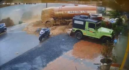 Hindistan&rsquo;da heyelan tankeri ve insanları s&uuml;r&uuml;kledi: 5 &ouml;l&uuml;, 9 yaralı