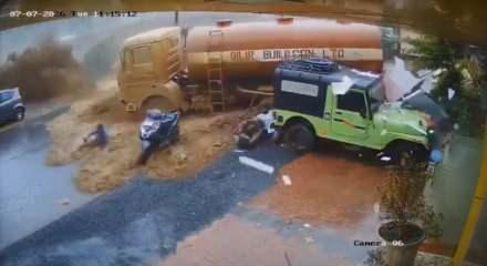 Hindistan&rsquo;da heyelan tankeri ve insanları s&uuml;r&uuml;kledi: 5 &ouml;l&uuml;, 9 yaralı