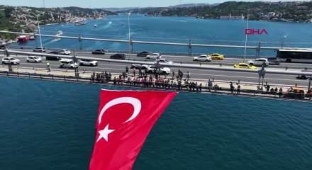 İstanbul Boğazı'ndaki k&ouml;pr&uuml;lere T&uuml;rk bayrağı asıldı