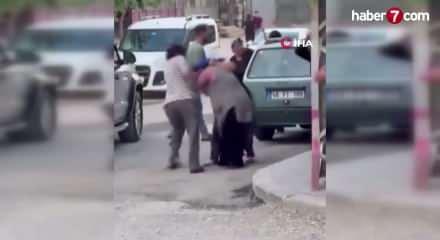 Kadınlar arasında sopalı kavga! Vatandaşlar zor ayırdı
