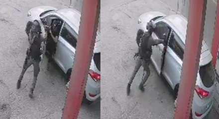 Katil İsrail polisi Kud&uuml;s'te Filistinlilerin i&ccedil;inde bulunduğu aracın i&ccedil;ine bomba atıp kapıları kapattı
