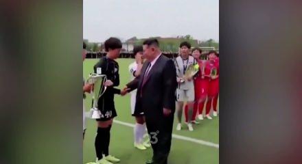 Kim Jong Un şampiyon takımla buluştu, futbolcuların g&ouml;zyaşları g&uuml;ndem oldu