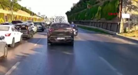 Maltepe&rsquo;de 2 motosikletin &ccedil;arpıştığı kaza kamerada