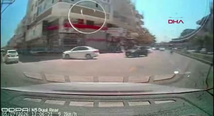 Motosikletin otomobile &ccedil;arptığı kaza kamerada; 2 yaralı
