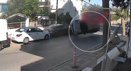 Park halindeki araca &ccedil;arpan araba takla attı