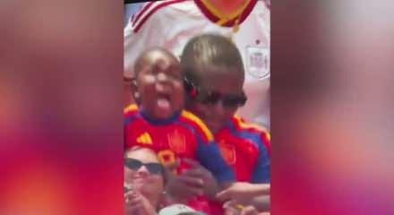 Trib&uuml;nlerin yeni sevgilisi: Lamine Yamal'ın kardeşi sosyal medyayı salladı!