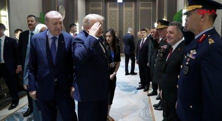 Trump'tan karşılama heyetindeki T&uuml;rk komutanlara asker selamı...