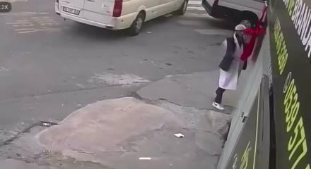 T&uuml;rk bayrağını s&ouml;k&uuml;p yere atmıştı! Yakalandı, bahanesi pes dedirtti!