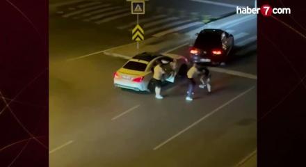 İstanbul Başakşehir'de trafik ter&ouml;r&uuml;: Bir s&uuml;r&uuml;c&uuml; dakikalarca yerde darbedildi