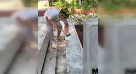 10 yaşındaki Abdullah Şehit kabirlerini ve &ccedil;eşmeleri temizliyor