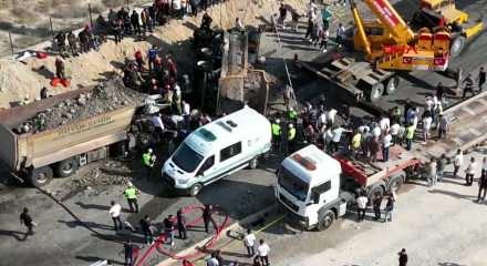 Ankara'da belediyeye ait hafriyat kamyonları &ccedil;arpıştı: 2 &ouml;l&uuml;