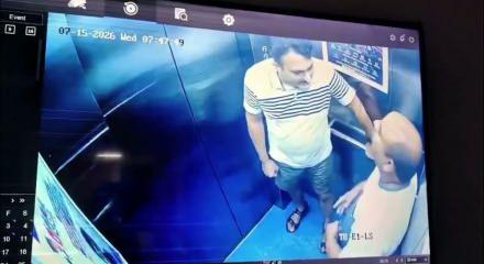 Asans&ouml;rdeki kameradan habersiz komşular asans&ouml;rde kavga etti