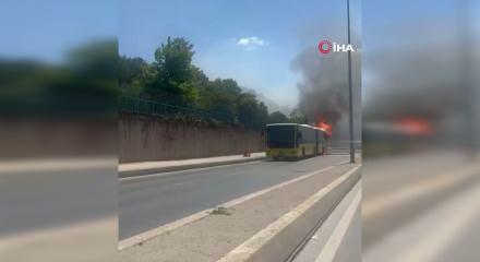 Ataşehir'de İETT otob&uuml;s&uuml; alev alev yandı