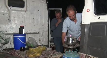 Bir yıllık emekleri i&ccedil;in sabaha kadar tarlada bekliyorlar!
