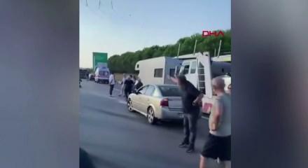 B&uuml;y&uuml;k&ccedil;ekmece'de beton tankeri devrildi; yol trafiğe kapatıldı