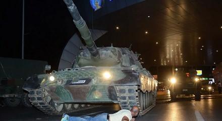 Canını hi&ccedil;e sayarak tankın &ouml;n&uuml;ne yatan kahramanın o anları hafızalar kazındı