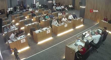 CHP'li belediye başkanı AK Partili meclis &uuml;yesinin &uuml;zerine y&uuml;r&uuml;d&uuml; Meclis bir anda karıştı
