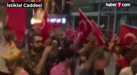 Darbeye karşı İstiklal Caddesi'nde tekbirli y&uuml;r&uuml;y&uuml;ş