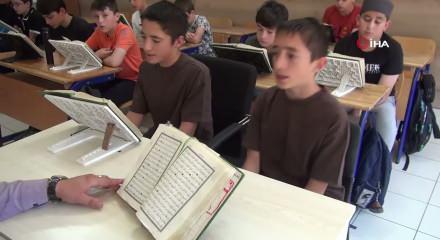 İkiz kardeşler azmetti: 13 yaşında birlikte hafızlığa ulaştılar!
