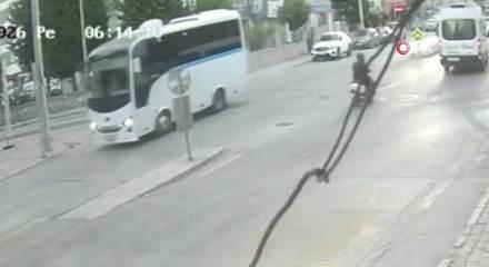İzmir'deki feci kazada s&uuml;r&uuml;c&uuml; ka&ccedil;tı: Motosikletlinin savrulduğu o anlar kameraya yansıdı