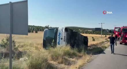 Eskişehir'de yolcu otob&uuml;s&uuml; şarampole devrildi: 24 yaralı