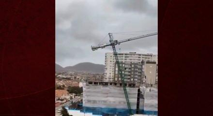 Şantiyedeki kule vin&ccedil; evlerin &uuml;zerine devrildi, g&ouml;renler şaştı kaldı