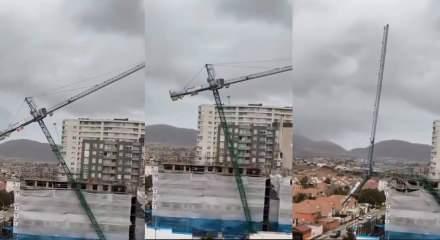 Şantiyedeki kule vin&ccedil; evlerin &uuml;zerine devrildi, g&ouml;renler şaştı kaldı