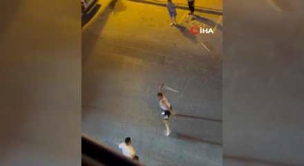 Sokak ortasındaki kavgada bu kez kılı&ccedil;lar &ccedil;ekildi: Mahalle savaş alanına d&ouml;nd&uuml;