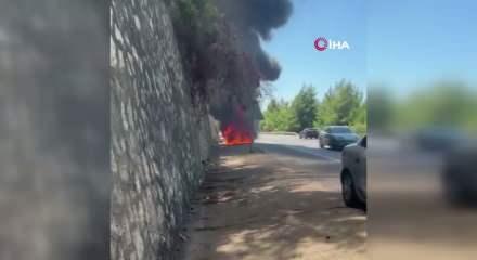 Tatilden d&ouml;nen ailenin otomobili alev alev yandı muhtemel faciadan d&ouml;n&uuml;ld&uuml;