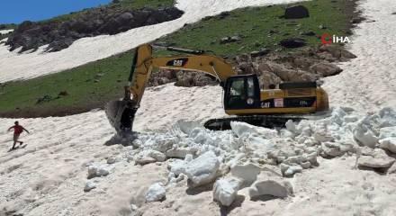 Temmuz sıcağında kıştan kalma manzara: G&ouml;renler g&ouml;zlerine inanamadı!
