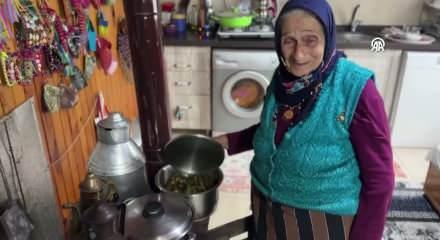 Trabzonlu 89 yaşındaki Selfinaz nine el emeği &uuml;r&uuml;nleriyle g&ouml;n&uuml;lleri fethediyor