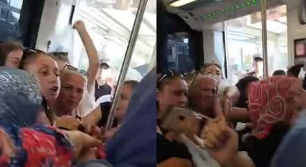 Tramvayda '&Ccedil;ocuklar kalksın' kavgasında ortalık karıştı