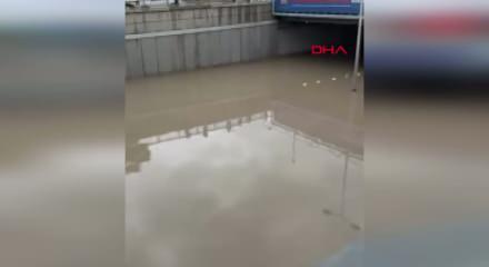 Ankara&rsquo;da sağanak sele neden oldu; ara&ccedil;lar s&uuml;r&uuml;klendi