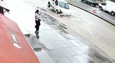 Ankara&rsquo;da sağanak sele neden oldu; ara&ccedil;lar s&uuml;r&uuml;klendi