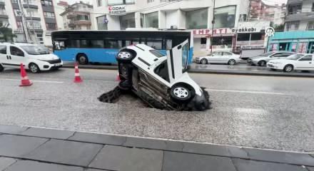 Ankara&rsquo;da sağanak sele neden oldu; ara&ccedil;lar s&uuml;r&uuml;klendi