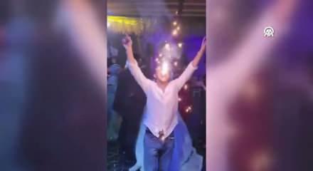 Ankara&rsquo;daki d&uuml;ğ&uuml;nde korku dolu anlar: Ağzında tuttuğu meşale y&uuml;z&uuml;nde patladı