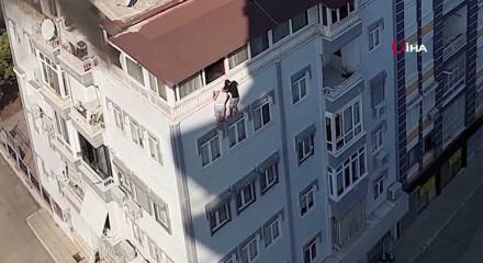 Antalya'da yangında can pazarı kamerada: Alevlerden ka&ccedil;mak i&ccedil;in alt kattaki pencereye sarktılar