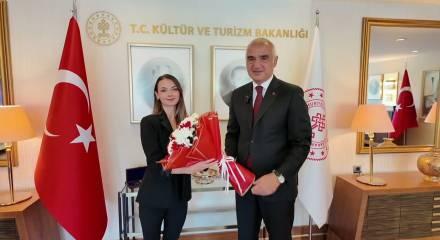 Bakan Ersoy, Bolşoy Tiyatrosu'nda tarihi başarıya imza atan Nilay Tahiroğlu'nu tebrik etti