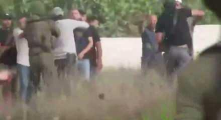 Batı Şeria'da Filistinli M&uuml;sl&uuml;man İsrailliden kaptığı silahıyla b&ouml;yle kendini savundu